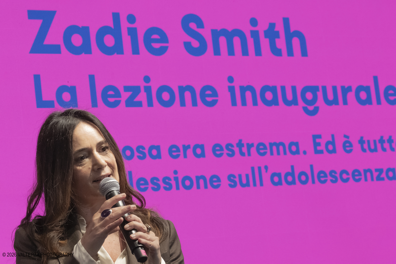 _DSF1070.jpg - 14/05/2026. Torino. XXXVIII edizione del Salone Internazionale del Libro di Torino. La lezione inaugurale di Zadie Smith. Nella foto La direttrice editoriale del Salone Internazionale del Libro di Torino  Annalena Benini introduce Zadie Smith