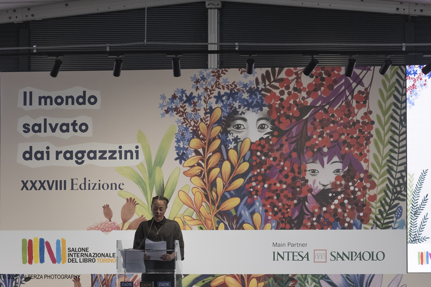 _DSF1291.jpg - 14/05/2026. Torino. XXXVIII edizione del Salone Internazionale del Libro di Torino. La lezione inaugurale di Zadie Smith. Nella foto Zadie Smith impegnata nella sua Lectio Magistralis