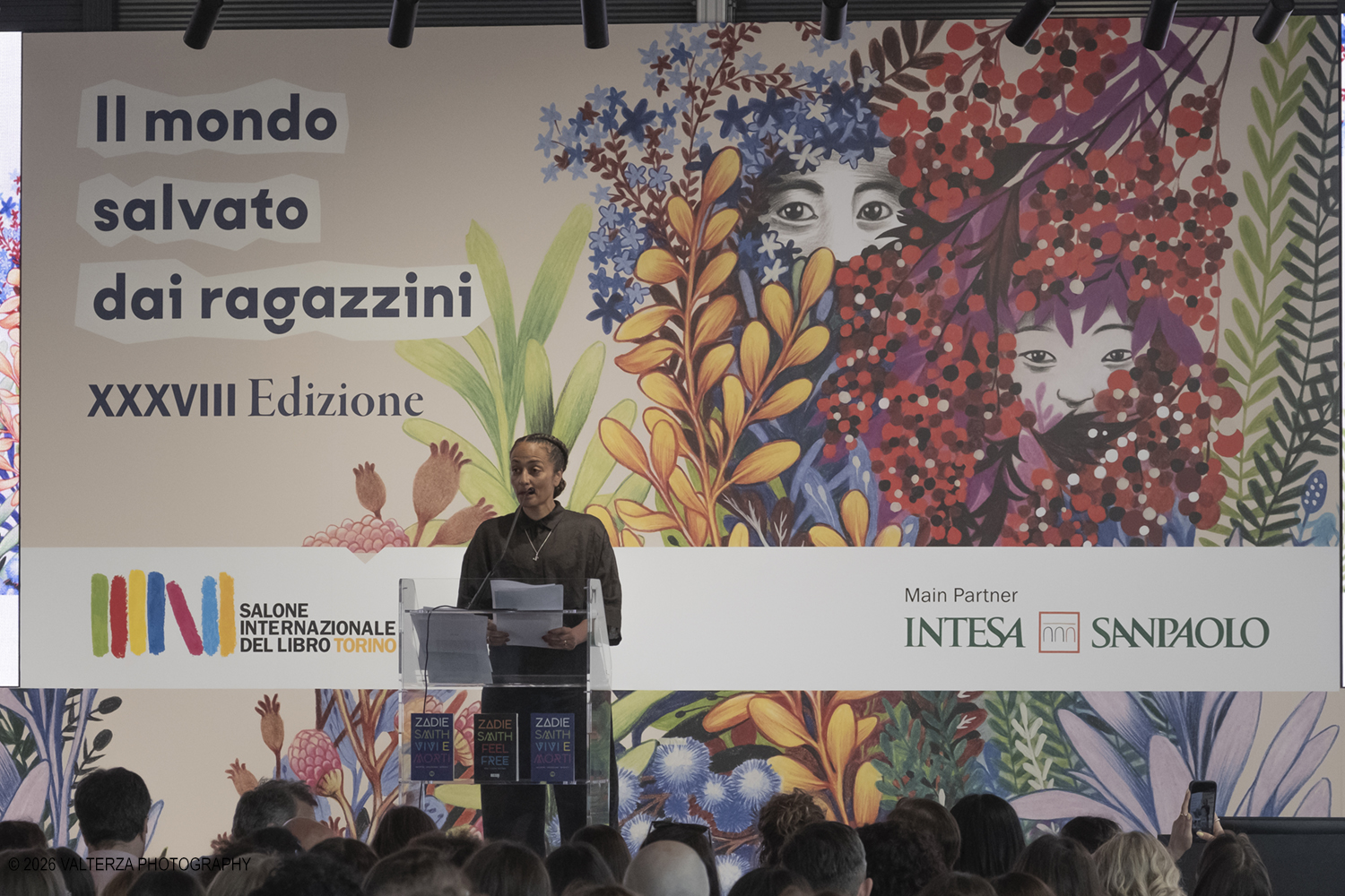 _DSF1306.jpg - 14/05/2026. Torino. XXXVIII edizione del Salone Internazionale del Libro di Torino. La lezione inaugurale di Zadie Smith. Nella foto Zadie Smith impegnata nella sua Lectio Magistralis
