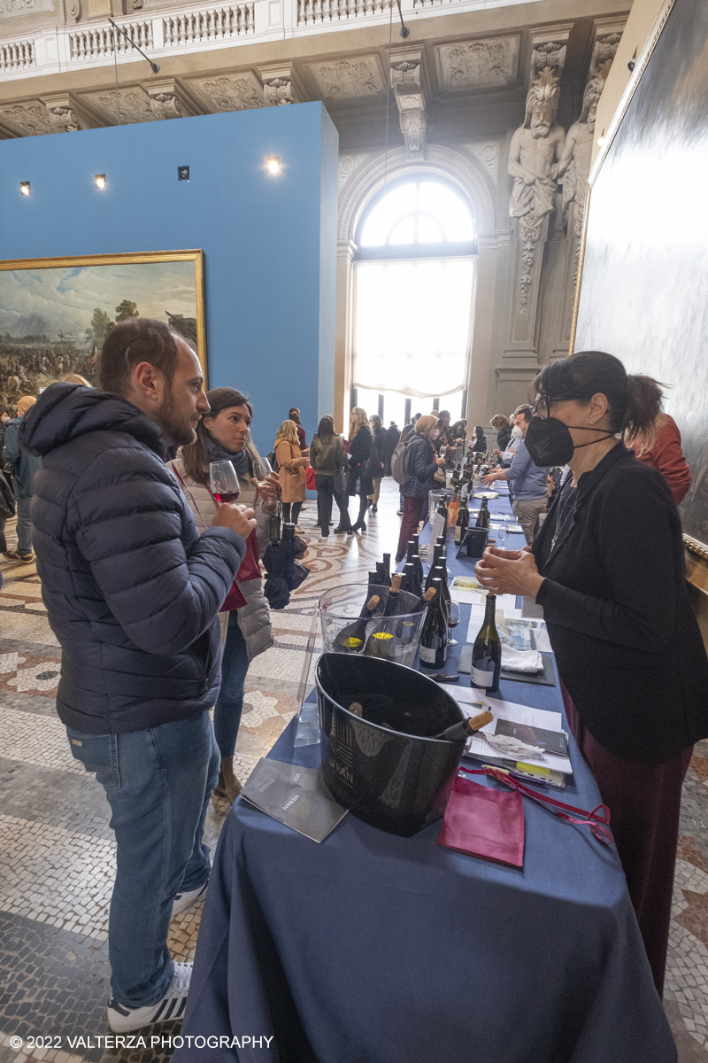 _DSF7432.jpg - 23/04/2022.Torino. Al Museo del Risorgimento Torna il Salone del vino  nell'ambito della Torino Wine Week. Nella foto visitatori in cerca di informazioni ed assaggi dei vini presentati al Salone