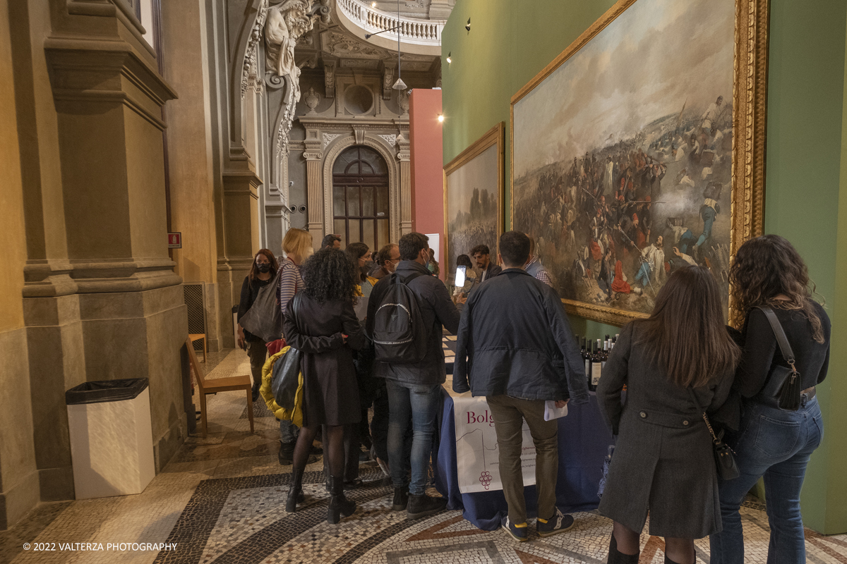 _DSF7450.jpg - 23/04/2022.Torino. Al Museo del Risorgimento Torna il Salone del vino  nell'ambito della Torino Wine Week. Nella foto visitatori in cerca di informazioni ed assaggi dei vini presentati al Salone