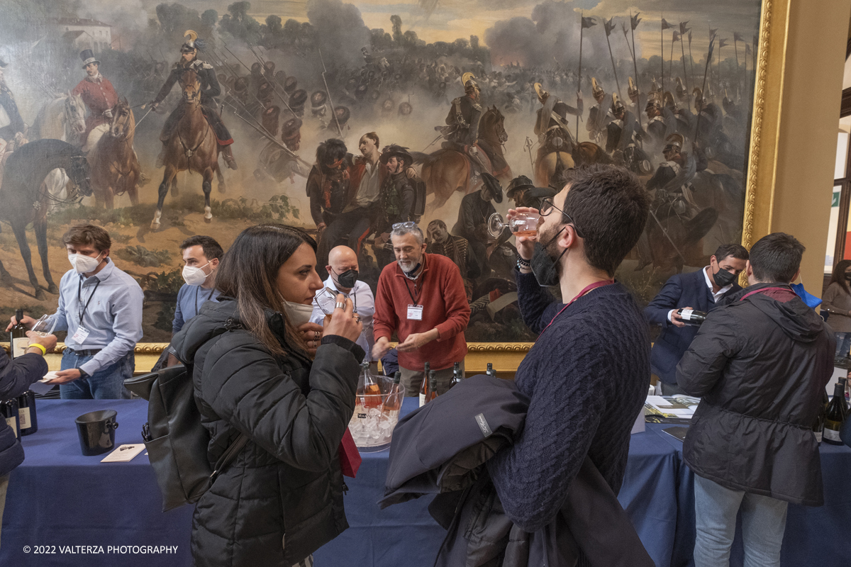 _DSF7458.jpg - 23/04/2022.Torino. Al Museo del Risorgimento Torna il Salone del vino  nell'ambito della Torino Wine Week. Nella foto visitatori in cerca di informazioni ed assaggi dei vini presentati al Salone