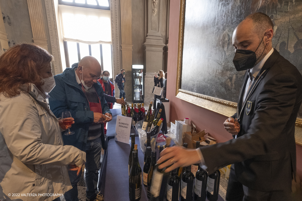 _DSF7493.jpg - 23/04/2022.Torino. Al Museo del Risorgimento Torna il Salone del vino  nell'ambito della Torino Wine Week. Nella foto visitatori in cerca di informazioni ed assaggi dei vini presentati al Salone