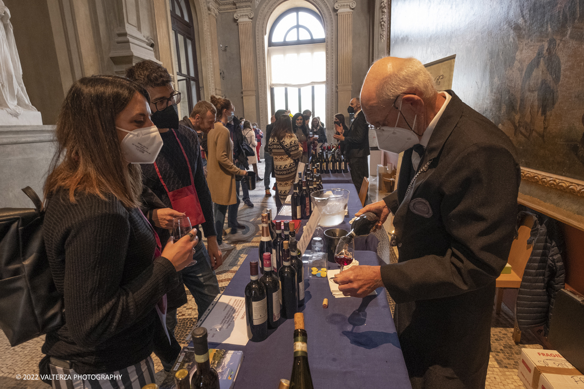 _DSF7544.jpg - 23/04/2022.Torino. Al Museo del Risorgimento Torna il Salone del vino  nell'ambito della Torino Wine Week. Nella foto visitatori in cerca di informazioni ed assaggi dei vini presentati al Salone