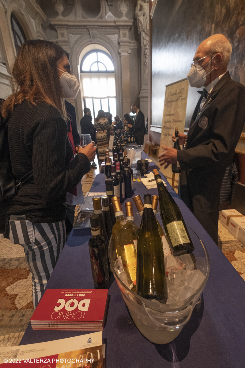 _DSF7549.jpg - 23/04/2022.Torino. Al Museo del Risorgimento Torna il Salone del vino  nell'ambito della Torino Wine Week. Nella foto visitatori in cerca di informazioni ed assaggi dei vini presentati al Salone