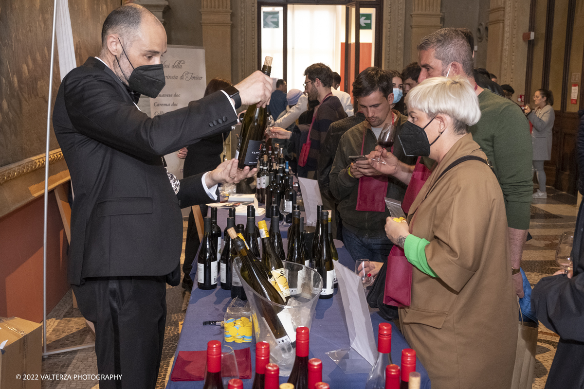 _DSF7685.jpg - 23/04/2022.Torino. Al Museo del Risorgimento Torna il Salone del vino  nell'ambito della Torino Wine Week. Nella foto visitatori in cerca di informazioni ed assaggi dei vini presentati al Salone
