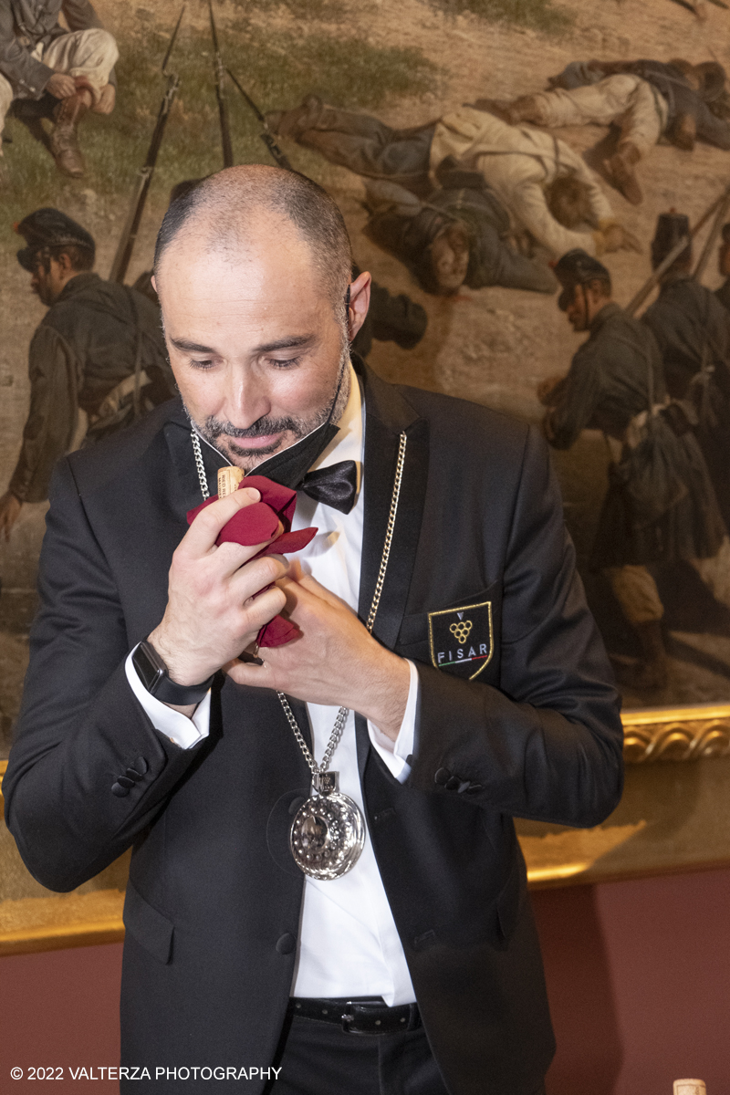 _DSF7706.jpg - 23/04/2022.Torino. Al Museo del Risorgimento Torna il Salone del vino  nell'ambito della Torino Wine Week. Nella foto Sommeiller al lavoro per fornire le degustazioni ai visitatori