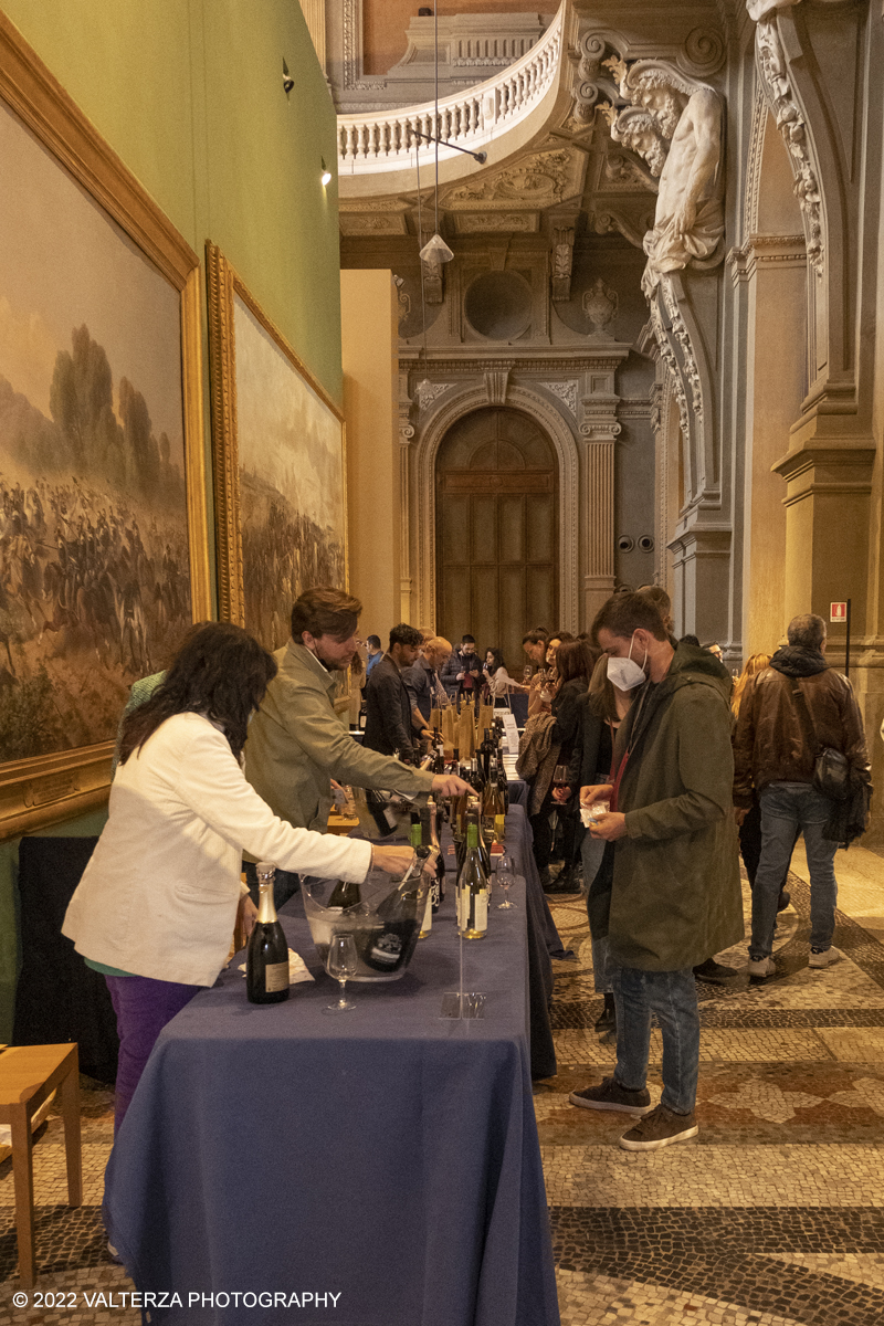 _DSF7723.jpg - 23/04/2022.Torino. Al Museo del Risorgimento Torna il Salone del vino  nell'ambito della Torino Wine Week. Nella foto visitatori in cerca di informazioni ed assaggi dei vini presentati al Salone