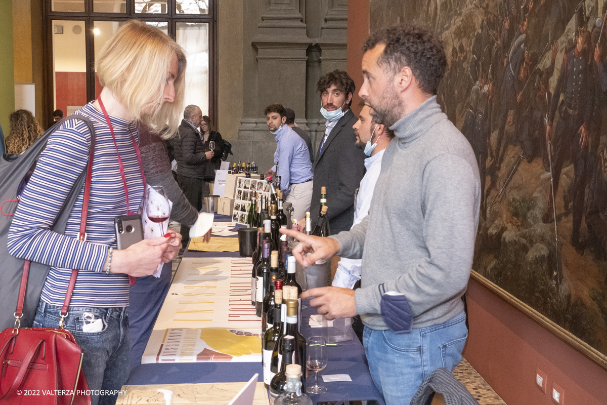 _DSF7734.jpg - 23/04/2022.Torino. Al Museo del Risorgimento Torna il Salone del vino  nell'ambito della Torino Wine Week. Nella foto visitatori in cerca di informazioni ed assaggi dei vini presentati al Salone