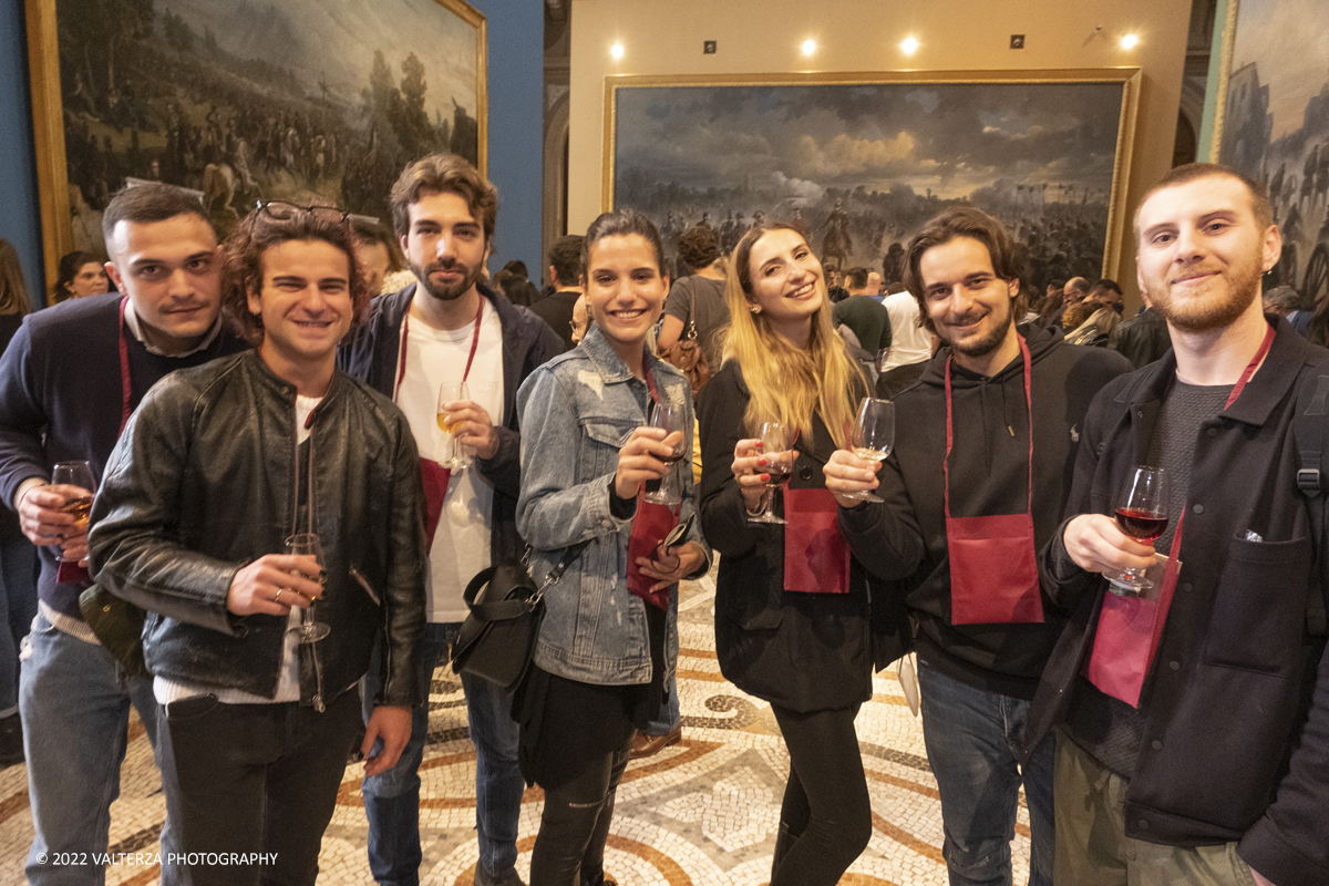 _DSF7749.jpg - 23/04/2022.Torino. Al Museo del Risorgimento Torna il Salone del vino  nell'ambito della Torino Wine Week. Nella foto visitatori in cerca di informazioni ed assaggi dei vini presentati al Salone