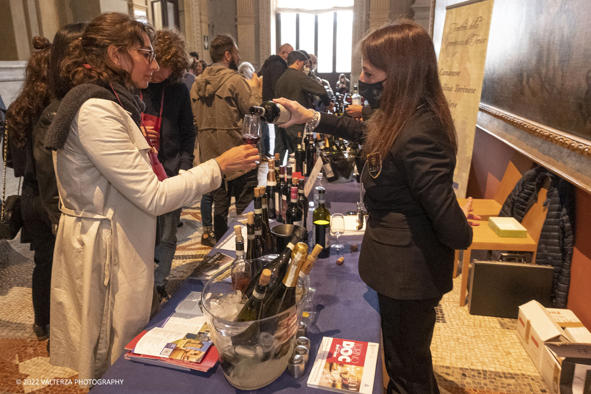 _DSF7759.jpg - 23/04/2022.Torino. Al Museo del Risorgimento Torna il Salone del vino  nell'ambito della Torino Wine Week. Nella foto visitatori in cerca di informazioni ed assaggi dei vini presentati al Salone