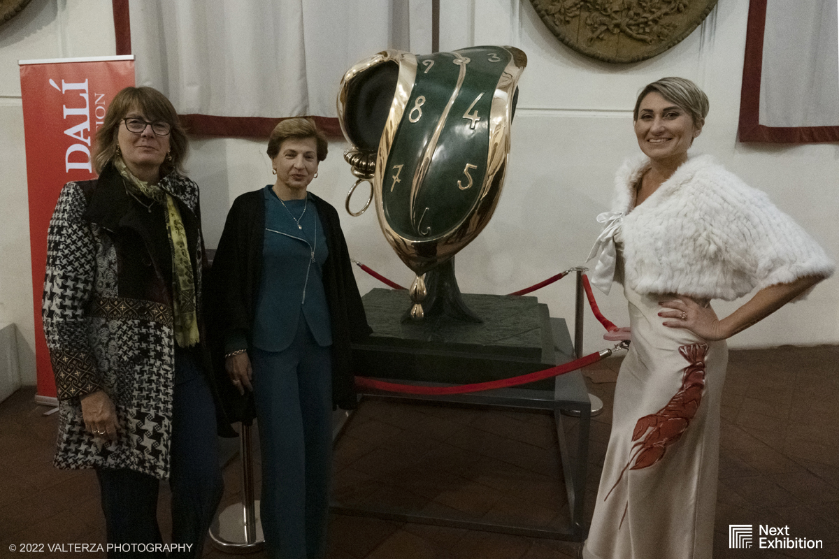 _DSF6858.jpg - 11/11/2022. Torino . Nelle antiche cucine della Palazzina di Caccia di Stupinigi dal 12 novembre 2022 al 19 febbraio 2023 il pubblico potrÃ  ammirare una mostra unica nel suo genere,  che espone diversi aspetti della produzione artistica di DalÃ­. Nella foto Lara Martinetto Responsabile comunicazioni e pubbliche relazioni presso Next Exhibition con ospiti all'inaugurazzione della mostra
