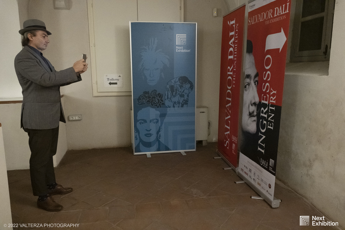 _DSF6866.jpg - 11/11/2022. Torino . Nelle antiche cucine della Palazzina di Caccia di Stupinigi dal 12 novembre 2022 al 19 febbraio 2023 il pubblico potrÃ  ammirare una mostra unica nel suo genere,  che espone diversi aspetti della produzione artistica di DalÃ­. Nella foto in visita alla mostra