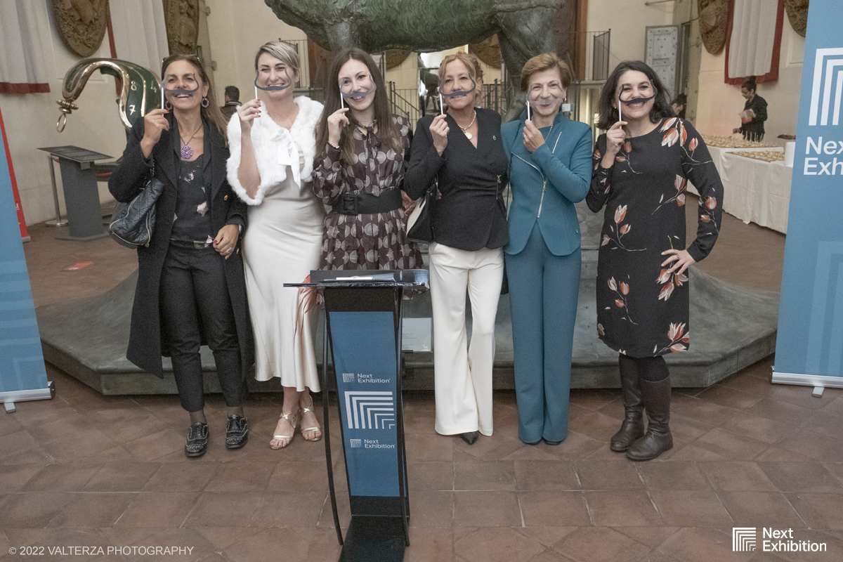 _DSF7099.jpg - 11/11/2022. Torino . Nelle antiche cucine della Palazzina di Caccia di Stupinigi dal 12 novembre 2022 al 19 febbraio 2023 il pubblico potrÃ  ammirare una mostra unica nel suo genere,  che espone diversi aspetti della produzione artistica di DalÃ­. Nella foto la console di Spagna "Chus e lara Martinettto con altre  relatrici della conferenza stampa ed ospiti VIP