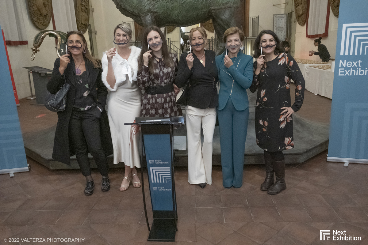 _DSF7102.jpg - 11/11/2022. Torino . Nelle antiche cucine della Palazzina di Caccia di Stupinigi dal 12 novembre 2022 al 19 febbraio 2023 il pubblico potrÃ  ammirare una mostra unica nel suo genere,  che espone diversi aspetti della produzione artistica di DalÃ­. Nella foto la console di Spagna "Chus e lara Martinettto con altre  relatrici della conferenza stampa ed ospiti VIP