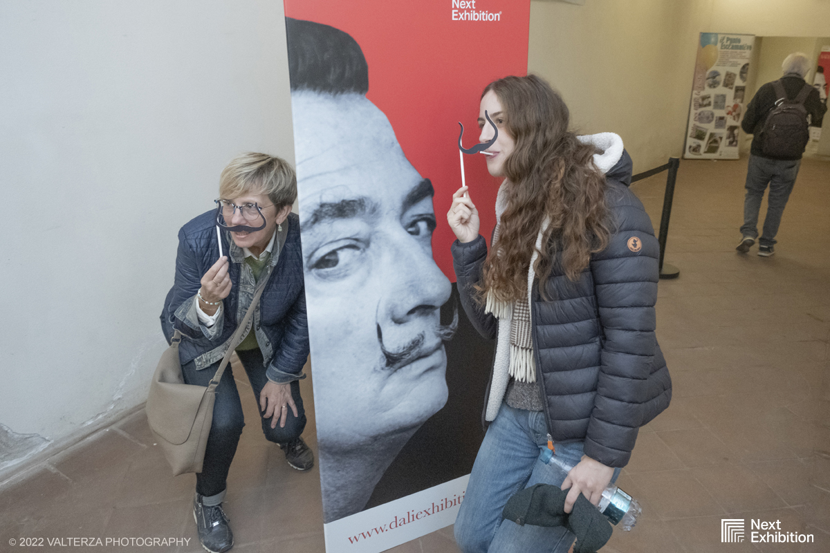 _DSF7105.jpg - 11/11/2022. Torino . Nelle antiche cucine della Palazzina di Caccia di Stupinigi dal 12 novembre 2022 al 19 febbraio 2023 il pubblico potrÃ  ammirare una mostra unica nel suo genere,  che espone diversi aspetti della produzione artistica di DalÃ­. Nella foto in visita alla mostra