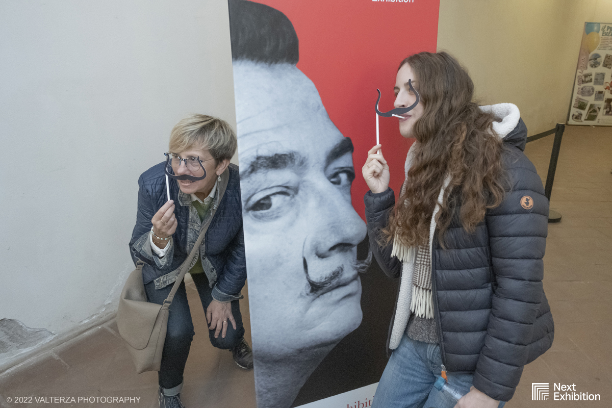 _DSF7107.jpg - 11/11/2022. Torino . Nelle antiche cucine della Palazzina di Caccia di Stupinigi dal 12 novembre 2022 al 19 febbraio 2023 il pubblico potrÃ  ammirare una mostra unica nel suo genere,  che espone diversi aspetti della produzione artistica di DalÃ­. Nella foto in visita alla mostra