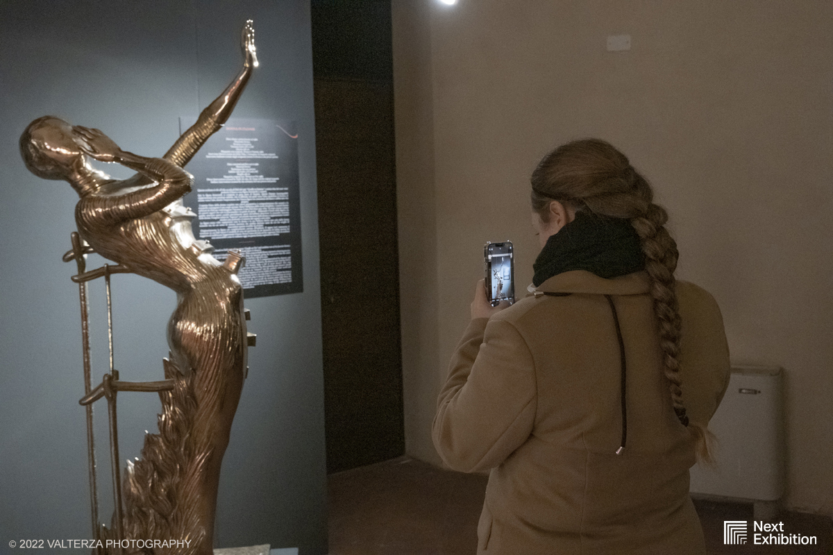 _DSF7180.jpg - 11/11/2022. Torino . Nelle antiche cucine della Palazzina di Caccia di Stupinigi dal 12 novembre 2022 al 19 febbraio 2023 il pubblico potrÃ  ammirare una mostra unica nel suo genere,  che espone diversi aspetti della produzione artistica di DalÃ­. Nella foto in visita alla mostra