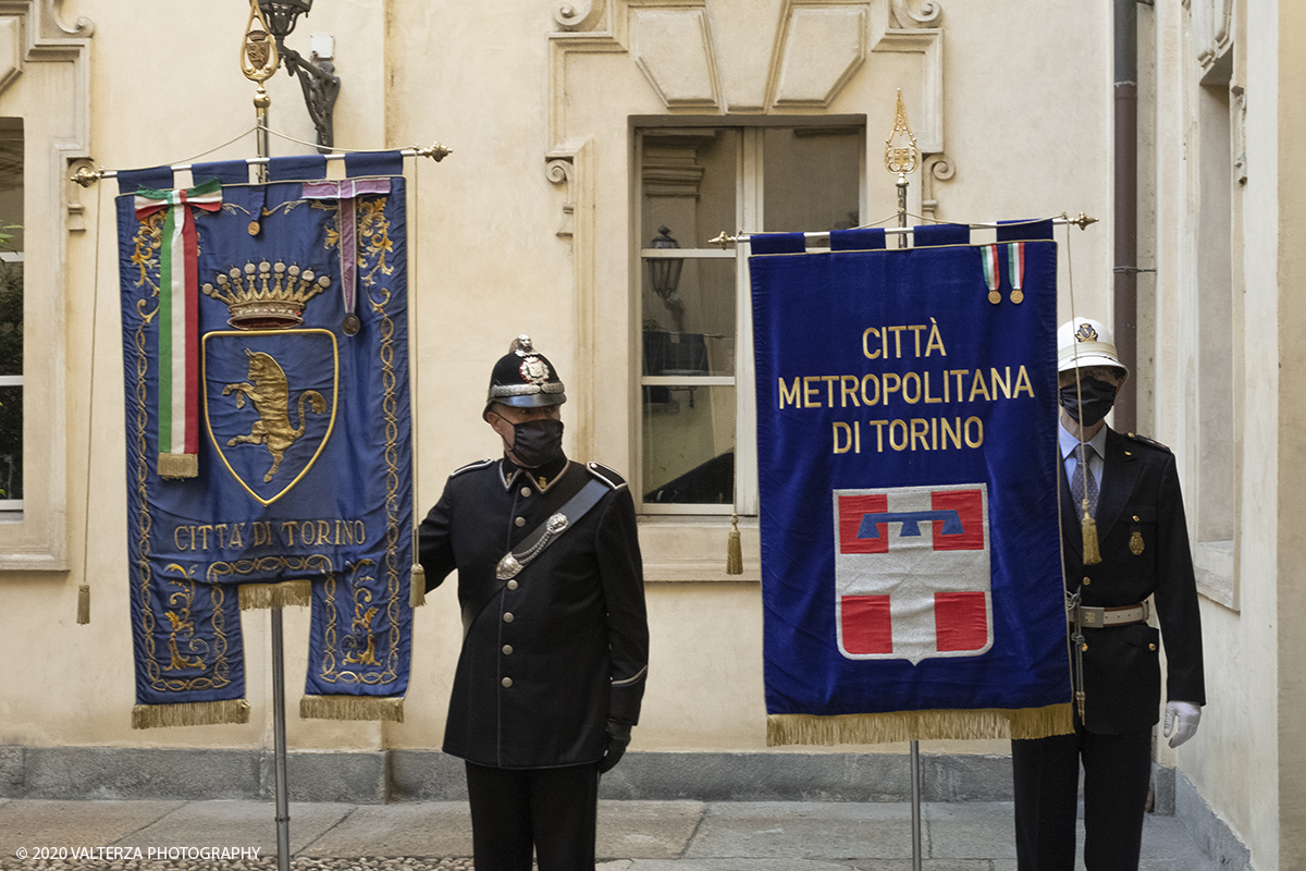 _DSF8185.jpg - 23/06/2020. Torino. Benedizione e consegna dei Pani della CaritÃ  alla Sindaca Chiara Appendino.Come tradizione vuole, Gianduja e Giacometta della Famija Turineisa portano in dono all'autoritÃ  cittadina il pane di San Giovanni. E' unâ€™usanza che rappresenta il dono della "CaritÃ ", pane benedetto condito con pepe e zafferano, simbolo della semplicitÃ  e umiltÃ  della civiltÃ  contadina. Viene offerto in segno di buon auspicio rispetto alle decisioni che devono essere assunte nel governo della CittÃ .