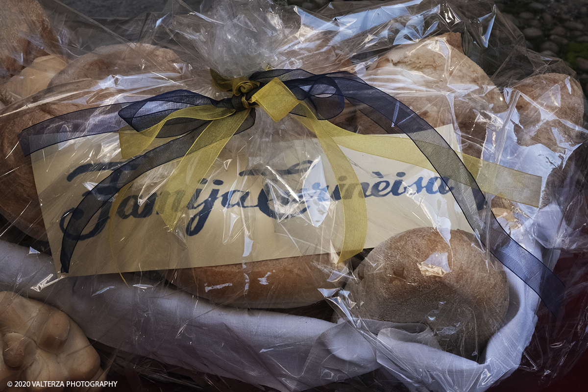 _DSF8210.jpg - 23/06/2020. Torino. Benedizione e consegna dei Pani della CaritÃ  alla Sindaca Chiara Appendino.Come tradizione vuole, Gianduja e Giacometta della Famija Turineisa portano in dono all'autoritÃ  cittadina il pane di San Giovanni. E' unâ€™usanza che rappresenta il dono della "CaritÃ ", pane benedetto condito con pepe e zafferano, simbolo della semplicitÃ  e umiltÃ  della civiltÃ  contadina. Viene offerto in segno di buon auspicio rispetto alle decisioni che devono essere assunte nel governo della CittÃ .