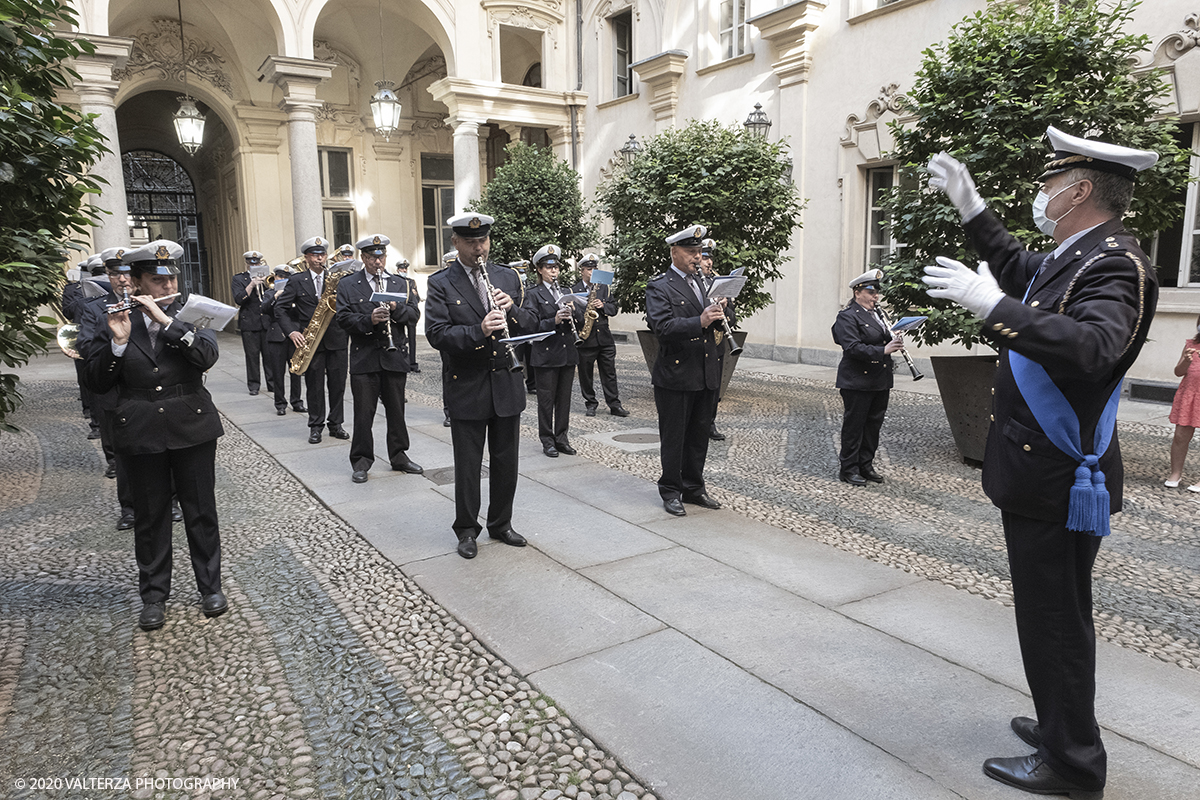 _DSF8239.jpg - 23/06/2020. Torino. Benedizione e consegna dei Pani della CaritÃ  alla Sindaca Chiara Appendino.Come tradizione vuole, Gianduja e Giacometta della Famija Turineisa portano in dono all'autoritÃ  cittadina il pane di San Giovanni. E' unâ€™usanza che rappresenta il dono della "CaritÃ ", pane benedetto condito con pepe e zafferano, simbolo della semplicitÃ  e umiltÃ  della civiltÃ  contadina. Viene offerto in segno di buon auspicio rispetto alle decisioni che devono essere assunte nel governo della CittÃ .