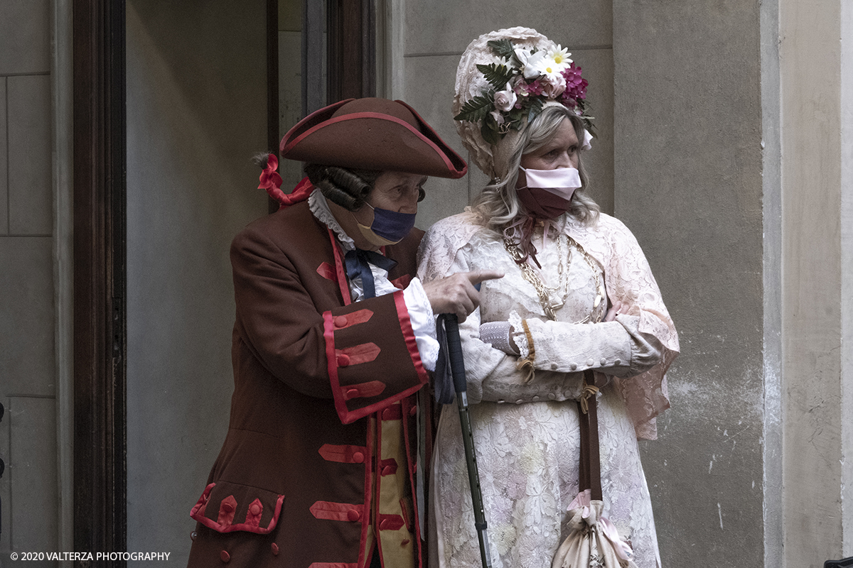 _DSF8251.jpg - 23/06/2020. Torino. Benedizione e consegna dei Pani della CaritÃ  alla Sindaca Chiara Appendino.Come tradizione vuole, Gianduja e Giacometta della Famija Turineisa portano in dono all'autoritÃ  cittadina il pane di San Giovanni. E' unâ€™usanza che rappresenta il dono della "CaritÃ ", pane benedetto condito con pepe e zafferano, simbolo della semplicitÃ  e umiltÃ  della civiltÃ  contadina. Viene offerto in segno di buon auspicio rispetto alle decisioni che devono essere assunte nel governo della CittÃ .