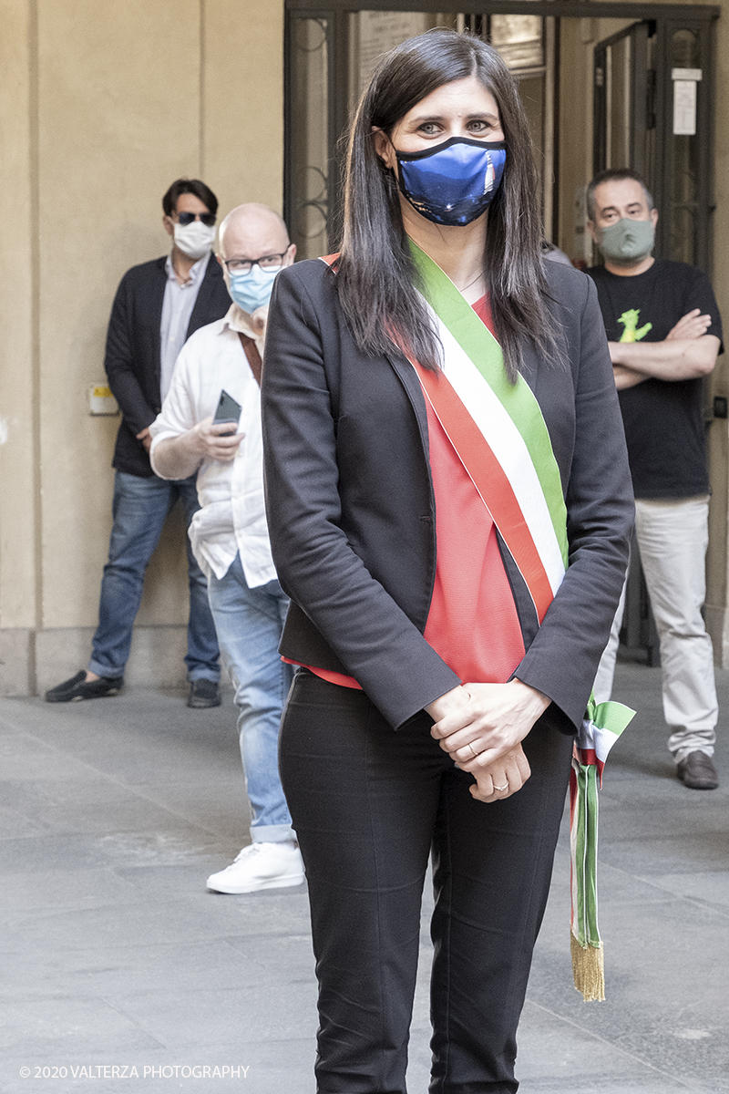 _DSF8263.jpg - 23/06/2020. Torino. Benedizione e consegna dei Pani della CaritÃ  alla Sindaca Chiara Appendino.Come tradizione vuole, Gianduja e Giacometta della Famija Turineisa portano in dono all'autoritÃ  cittadina il pane di San Giovanni. E' unâ€™usanza che rappresenta il dono della "CaritÃ ", pane benedetto condito con pepe e zafferano, simbolo della semplicitÃ  e umiltÃ  della civiltÃ  contadina. Viene offerto in segno di buon auspicio rispetto alle decisioni che devono essere assunte nel governo della CittÃ .