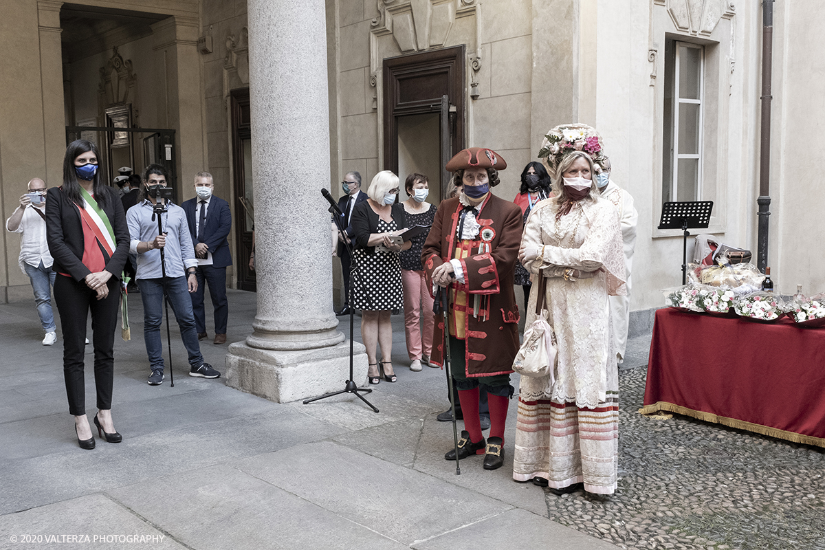 _DSF8267.jpg - 23/06/2020. Torino. Benedizione e consegna dei Pani della CaritÃ  alla Sindaca Chiara Appendino.Come tradizione vuole, Gianduja e Giacometta della Famija Turineisa portano in dono all'autoritÃ  cittadina il pane di San Giovanni. E' unâ€™usanza che rappresenta il dono della "CaritÃ ", pane benedetto condito con pepe e zafferano, simbolo della semplicitÃ  e umiltÃ  della civiltÃ  contadina. Viene offerto in segno di buon auspicio rispetto alle decisioni che devono essere assunte nel governo della CittÃ .