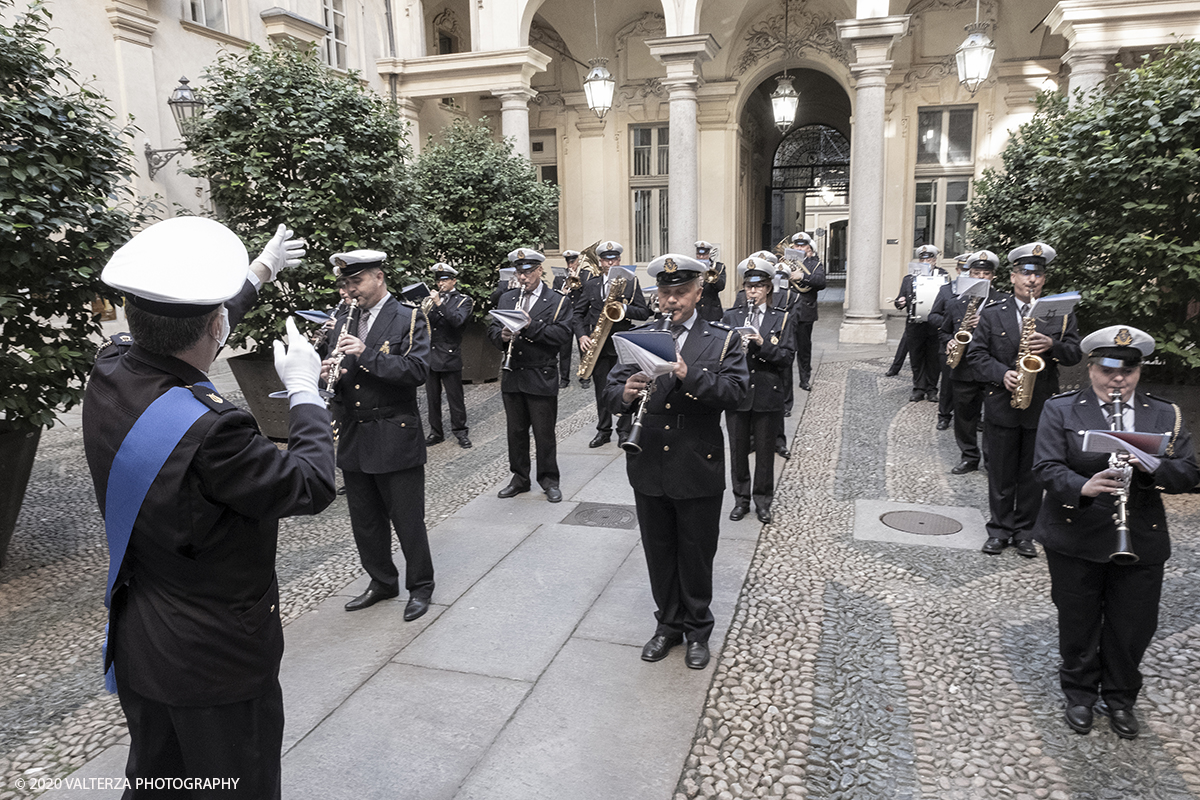_DSF8286.jpg - 23/06/2020. Torino. Benedizione e consegna dei Pani della CaritÃ  alla Sindaca Chiara Appendino.Come tradizione vuole, Gianduja e Giacometta della Famija Turineisa portano in dono all'autoritÃ  cittadina il pane di San Giovanni. E' unâ€™usanza che rappresenta il dono della "CaritÃ ", pane benedetto condito con pepe e zafferano, simbolo della semplicitÃ  e umiltÃ  della civiltÃ  contadina. Viene offerto in segno di buon auspicio rispetto alle decisioni che devono essere assunte nel governo della CittÃ .