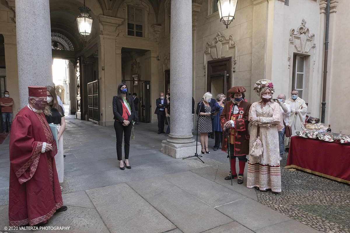 _DSF8294.jpg - 23/06/2020. Torino. Benedizione e consegna dei Pani della CaritÃ  alla Sindaca Chiara Appendino.Come tradizione vuole, Gianduja e Giacometta della Famija Turineisa portano in dono all'autoritÃ  cittadina il pane di San Giovanni. E' unâ€™usanza che rappresenta il dono della "CaritÃ ", pane benedetto condito con pepe e zafferano, simbolo della semplicitÃ  e umiltÃ  della civiltÃ  contadina. Viene offerto in segno di buon auspicio rispetto alle decisioni che devono essere assunte nel governo della CittÃ .