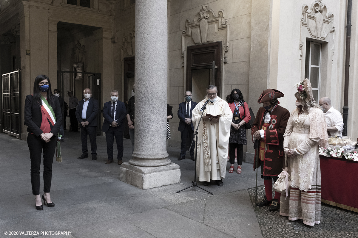_DSF8311.jpg - 23/06/2020. Torino. Benedizione e consegna dei Pani della CaritÃ  alla Sindaca Chiara Appendino.Come tradizione vuole, Gianduja e Giacometta della Famija Turineisa portano in dono all'autoritÃ  cittadina il pane di San Giovanni. E' unâ€™usanza che rappresenta il dono della "CaritÃ ", pane benedetto condito con pepe e zafferano, simbolo della semplicitÃ  e umiltÃ  della civiltÃ  contadina. Viene offerto in segno di buon auspicio rispetto alle decisioni che devono essere assunte nel governo della CittÃ .