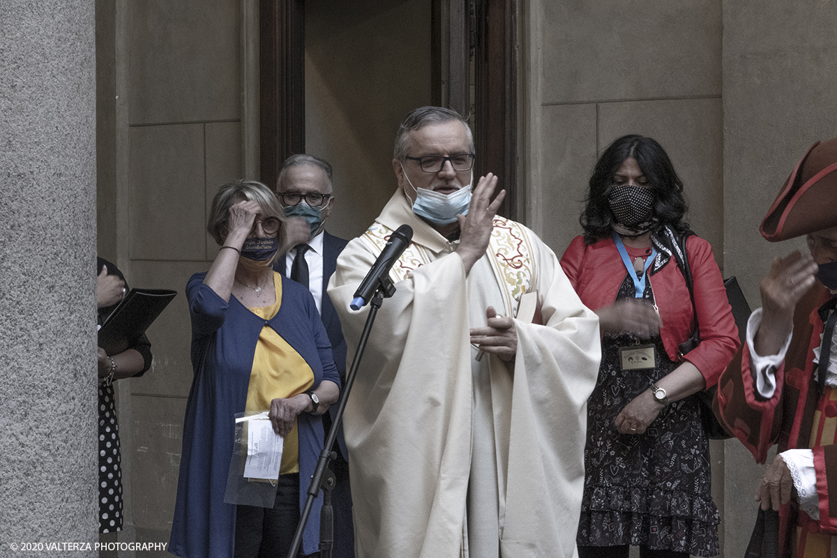 _DSF8334.jpg - 23/06/2020. Torino. Benedizione e consegna dei Pani della CaritÃ  alla Sindaca Chiara Appendino.Come tradizione vuole, Gianduja e Giacometta della Famija Turineisa portano in dono all'autoritÃ  cittadina il pane di San Giovanni. E' unâ€™usanza che rappresenta il dono della "CaritÃ ", pane benedetto condito con pepe e zafferano, simbolo della semplicitÃ  e umiltÃ  della civiltÃ  contadina. Viene offerto in segno di buon auspicio rispetto alle decisioni che devono essere assunte nel governo della CittÃ .
