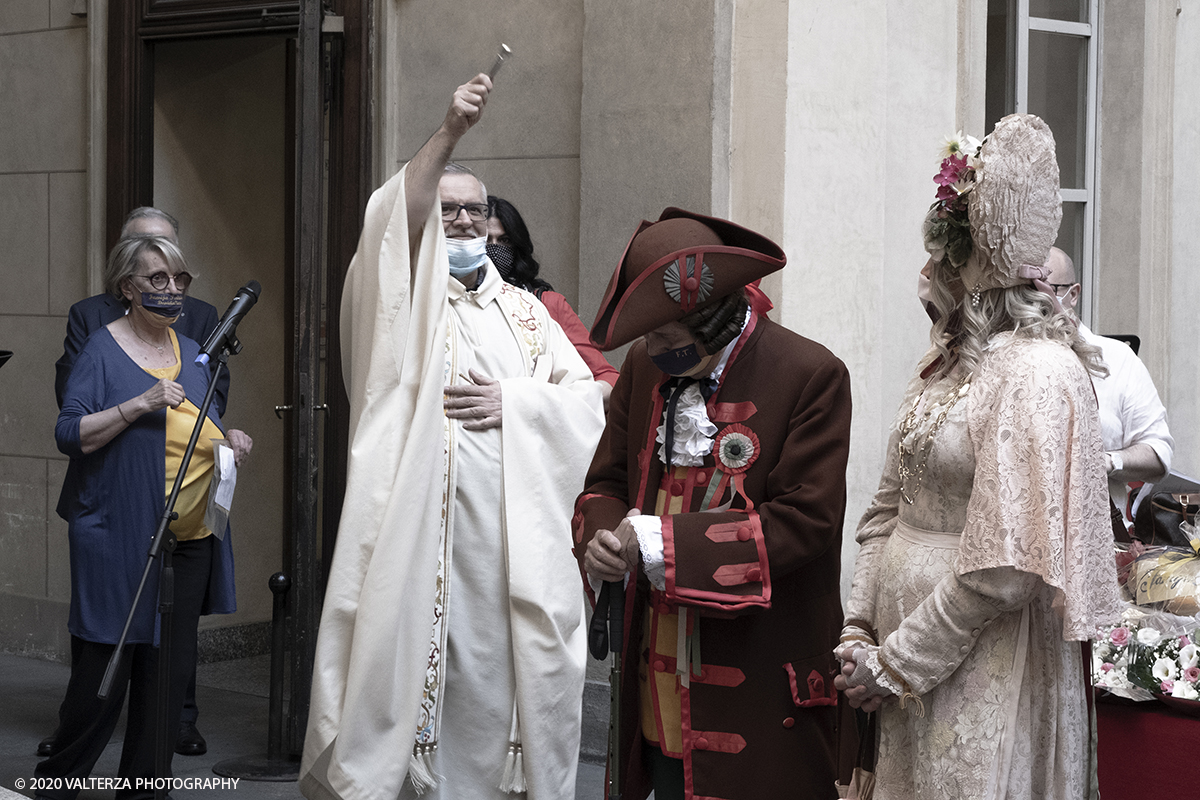 _DSF8337.jpg - 23/06/2020. Torino. Benedizione e consegna dei Pani della CaritÃ  alla Sindaca Chiara Appendino.Come tradizione vuole, Gianduja e Giacometta della Famija Turineisa portano in dono all'autoritÃ  cittadina il pane di San Giovanni. E' unâ€™usanza che rappresenta il dono della "CaritÃ ", pane benedetto condito con pepe e zafferano, simbolo della semplicitÃ  e umiltÃ  della civiltÃ  contadina. Viene offerto in segno di buon auspicio rispetto alle decisioni che devono essere assunte nel governo della CittÃ .