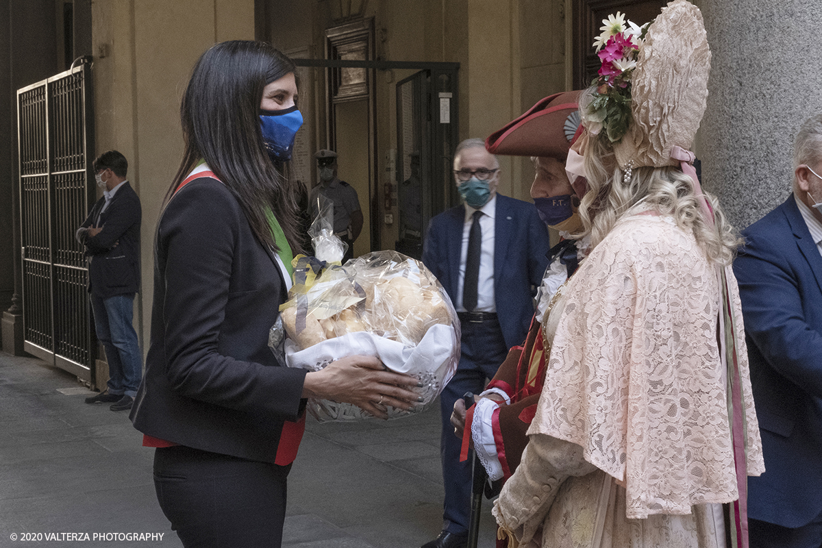 _DSF8354.jpg - 23/06/2020. Torino. Benedizione e consegna dei Pani della CaritÃ  alla Sindaca Chiara Appendino.Come tradizione vuole, Gianduja e Giacometta della Famija Turineisa portano in dono all'autoritÃ  cittadina il pane di San Giovanni. E' unâ€™usanza che rappresenta il dono della "CaritÃ ", pane benedetto condito con pepe e zafferano, simbolo della semplicitÃ  e umiltÃ  della civiltÃ  contadina. Viene offerto in segno di buon auspicio rispetto alle decisioni che devono essere assunte nel governo della CittÃ .