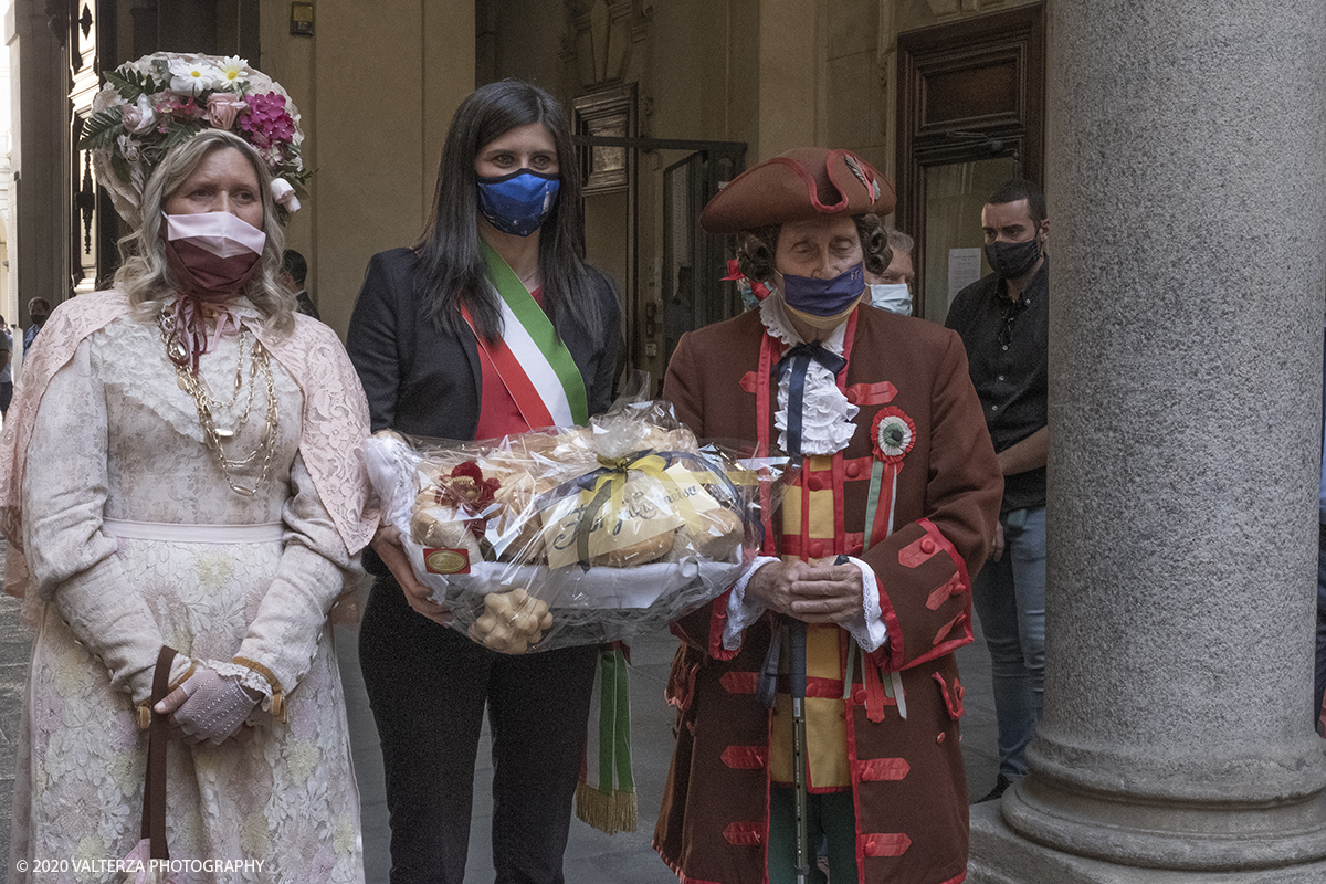 _DSF8376.jpg - 23/06/2020. Torino. Benedizione e consegna dei Pani della CaritÃ  alla Sindaca Chiara Appendino.Come tradizione vuole, Gianduja e Giacometta della Famija Turineisa portano in dono all'autoritÃ  cittadina il pane di San Giovanni. E' unâ€™usanza che rappresenta il dono della "CaritÃ ", pane benedetto condito con pepe e zafferano, simbolo della semplicitÃ  e umiltÃ  della civiltÃ  contadina. Viene offerto in segno di buon auspicio rispetto alle decisioni che devono essere assunte nel governo della CittÃ .