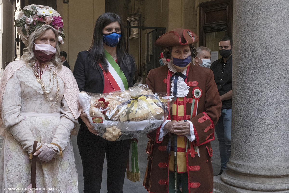 _DSF8380.jpg - 23/06/2020. Torino. Benedizione e consegna dei Pani della CaritÃ  alla Sindaca Chiara Appendino.Come tradizione vuole, Gianduja e Giacometta della Famija Turineisa portano in dono all'autoritÃ  cittadina il pane di San Giovanni. E' unâ€™usanza che rappresenta il dono della "CaritÃ ", pane benedetto condito con pepe e zafferano, simbolo della semplicitÃ  e umiltÃ  della civiltÃ  contadina. Viene offerto in segno di buon auspicio rispetto alle decisioni che devono essere assunte nel governo della CittÃ .