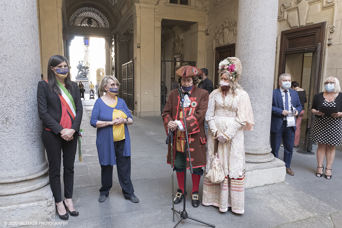 _DSF8469.jpg - 23/06/2020. Torino. Benedizione e consegna dei Pani della CaritÃ  alla Sindaca Chiara Appendino.Come tradizione vuole, Gianduja e Giacometta della Famija Turineisa portano in dono all'autoritÃ  cittadina il pane di San Giovanni. E' unâ€™usanza che rappresenta il dono della "CaritÃ ", pane benedetto condito con pepe e zafferano, simbolo della semplicitÃ  e umiltÃ  della civiltÃ  contadina. Viene offerto in segno di buon auspicio rispetto alle decisioni che devono essere assunte nel governo della CittÃ .