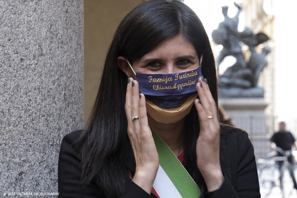 _DSF8483.jpg - 23/06/2020. Torino. Benedizione e consegna dei Pani della CaritÃ  alla Sindaca Chiara Appendino.Come tradizione vuole, Gianduja e Giacometta della Famija Turineisa portano in dono all'autoritÃ  cittadina il pane di San Giovanni. E' unâ€™usanza che rappresenta il dono della "CaritÃ ", pane benedetto condito con pepe e zafferano, simbolo della semplicitÃ  e umiltÃ  della civiltÃ  contadina. Viene offerto in segno di buon auspicio rispetto alle decisioni che devono essere assunte nel governo della CittÃ .