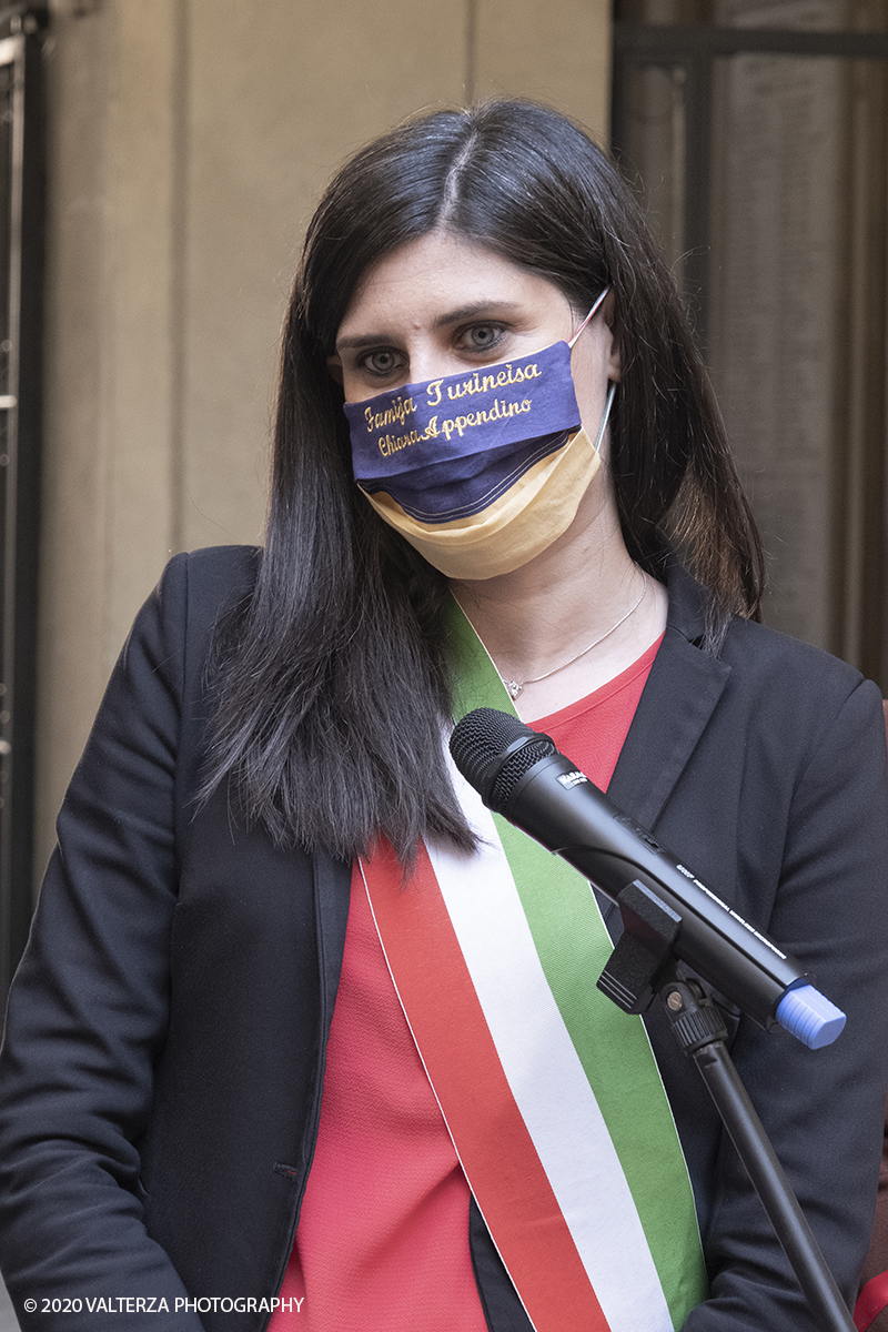 _DSF8522.jpg - 23/06/2020. Torino. Benedizione e consegna dei Pani della CaritÃ  alla Sindaca Chiara Appendino.Come tradizione vuole, Gianduja e Giacometta della Famija Turineisa portano in dono all'autoritÃ  cittadina il pane di San Giovanni. E' unâ€™usanza che rappresenta il dono della "CaritÃ ", pane benedetto condito con pepe e zafferano, simbolo della semplicitÃ  e umiltÃ  della civiltÃ  contadina. Viene offerto in segno di buon auspicio rispetto alle decisioni che devono essere assunte nel governo della CittÃ .