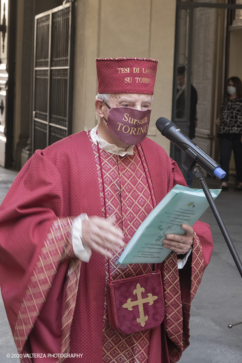 _DSF8533.jpg - 23/06/2020. Torino. "Premiazione tesi di laurea su Torino" Il professore Giovanni Vecchione Presidente "Premio tesi di laurea su Torino" consegna il premio alla vincitrice.