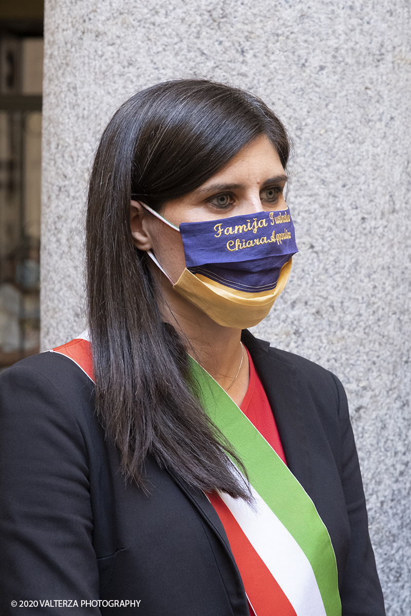 _DSF8542.jpg - 23/06/2020. Torino. Benedizione e consegna dei Pani della CaritÃ  alla Sindaca Chiara Appendino.Come tradizione vuole, Gianduja e Giacometta della Famija Turineisa portano in dono all'autoritÃ  cittadina il pane di San Giovanni. E' unâ€™usanza che rappresenta il dono della "CaritÃ ", pane benedetto condito con pepe e zafferano, simbolo della semplicitÃ  e umiltÃ  della civiltÃ  contadina. Viene offerto in segno di buon auspicio rispetto alle decisioni che devono essere assunte nel governo della CittÃ .