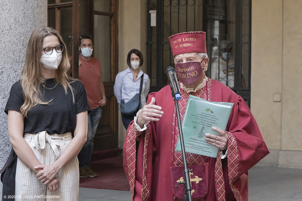 _DSF8544.jpg - 23/06/2020. Torino. "Premiazione tesi di laurea su Torino" Il professore Giovanni Vecchione Presidente "Premio tesi di laurea su Torino" consegna il premio alla vincitrice.