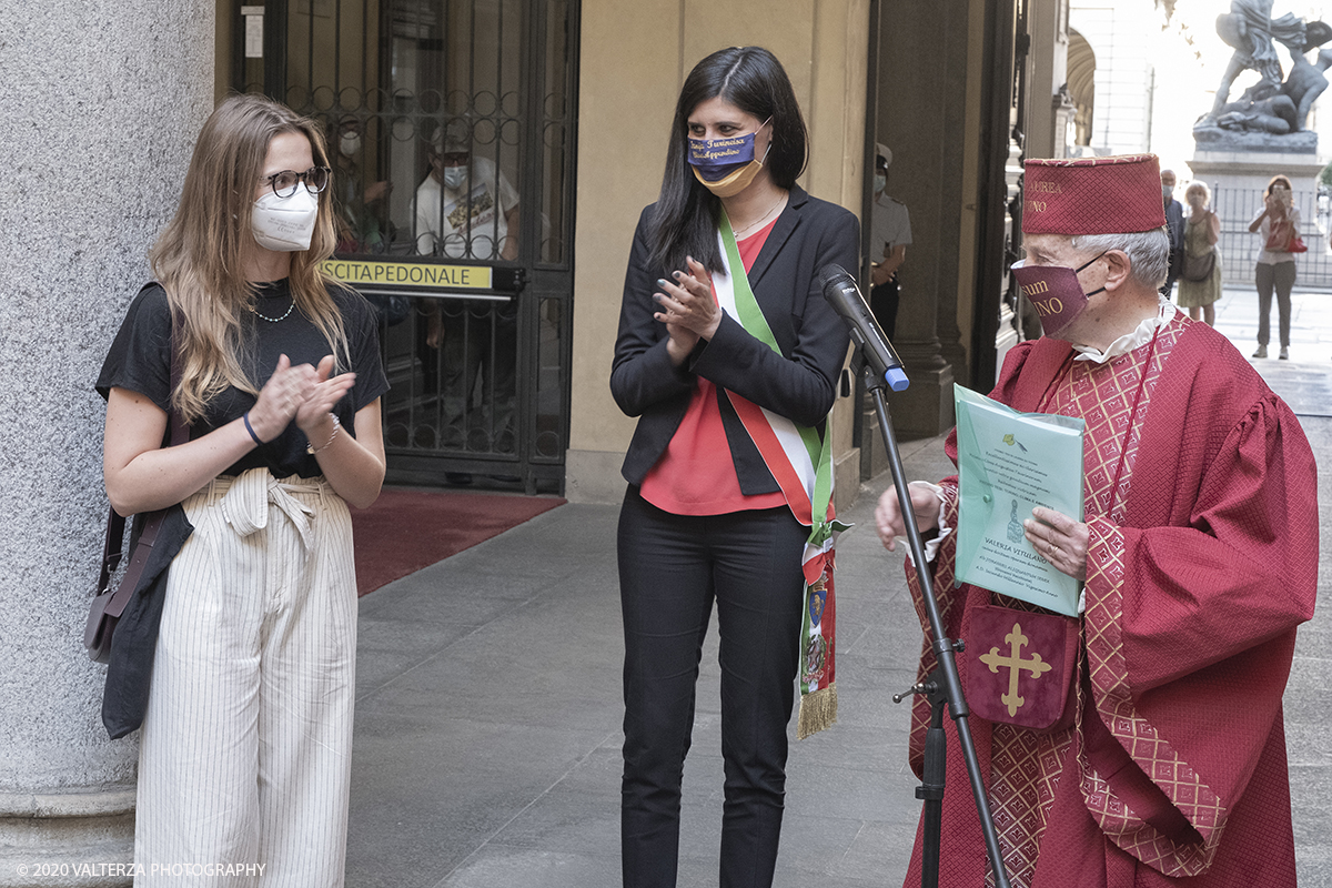 _DSF8564.jpg - 23/06/2020. Torino. "Premiazione tesi di laurea su Torino" Il professore Giovanni Vecchione Presidente "Premio tesi di laurea su Torino" consegna il premio alla vincitrice.