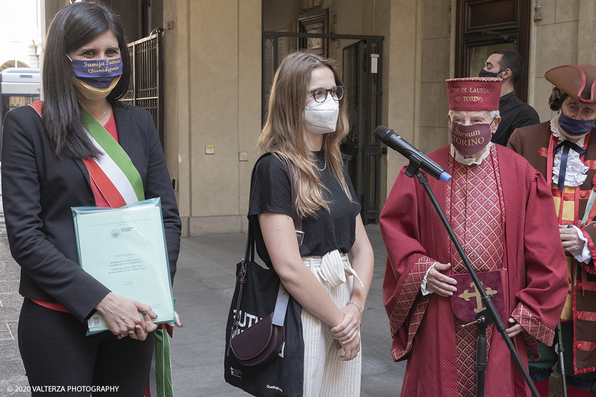 _DSF8576.jpg - 23/06/2020. Torino. "Premiazione tesi di laurea su Torino" Il professore Giovanni Vecchione Presidente "Premio tesi di laurea su Torino" consegna il premio alla vincitrice.