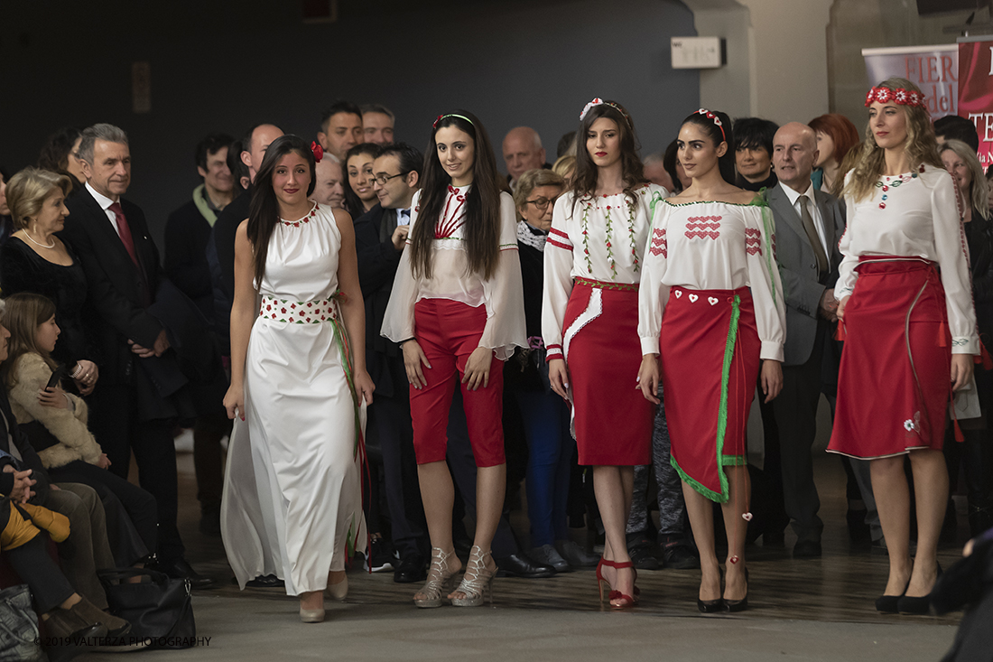 _G3I9077.jpg - 04-03-2019 Moncalieri. Sfilata Moda delle Donne. Creazioni Artigianali Femminili. Nella foto Creazioni di Olesea Suharenco della scuola Arte e Moda di Torino