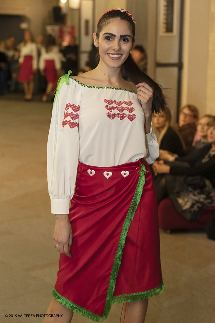 _G3I9098.jpg - 04-03-2019 Moncalieri. Sfilata Moda delle Donne. Creazioni Artigianali Femminili. Nella foto creazione di Olesea Suharenco della scuola Arte e Moda di Torino.