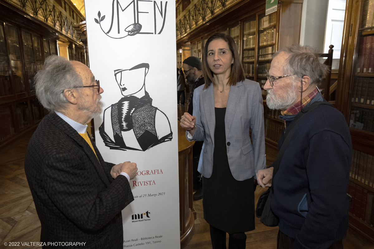 _DSF3595.jpg - 12/01/2023. Torino. L'esposizione  alla biblioteca reale dal 13 gennaio al 25 Marzo 2023 ripercorre la lunga storia dell'arte xilografica e tipografica. Nella foto la direttrice della biblioteca reale Giuseppina Mussari con Gianfranco Schialvino e Gianni Verna incisori e curatori della mostra