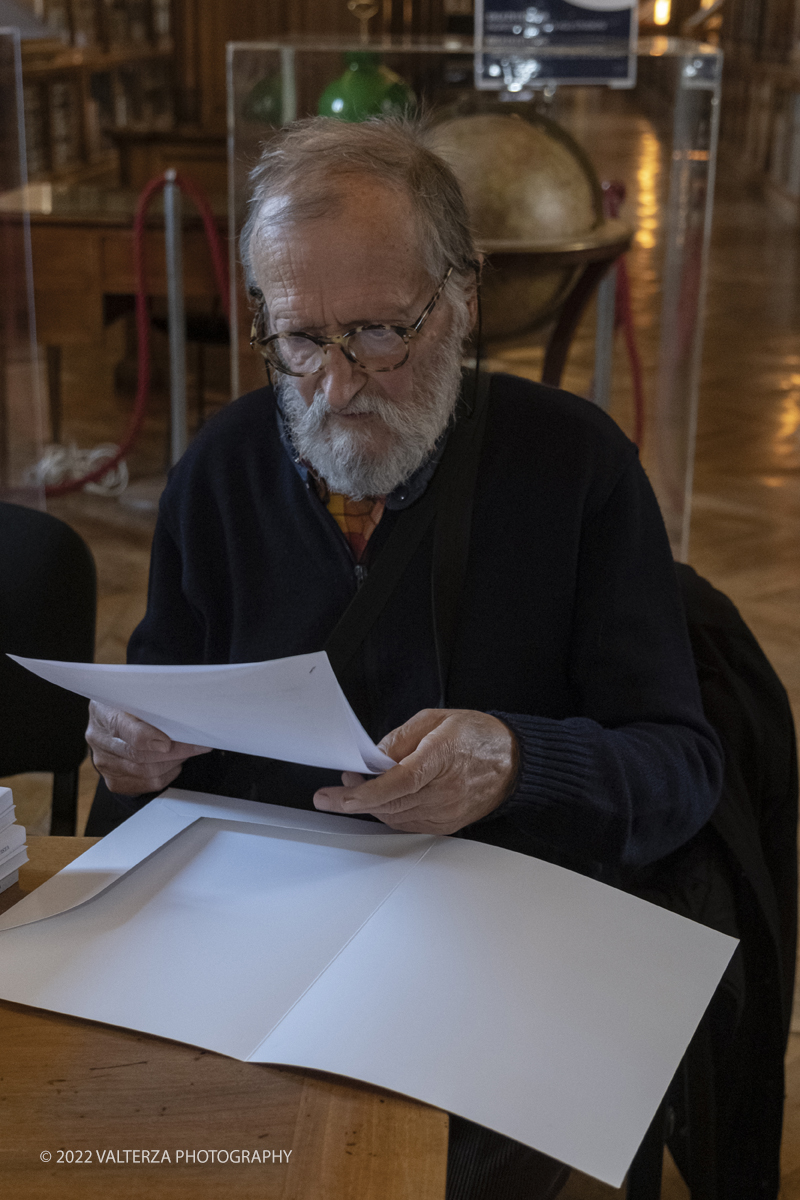 _DSF3617.jpg - 12/01/2023. Torino. L'esposizione  alla biblioteca reale dal 13 gennaio al 25 Marzo 2023 ripercorre la lunga storia dell'arte xilografica e tipografica. Nella foto Gianni Verna incisore , espositore e curatore della mostra con Gianfranco Schialvino