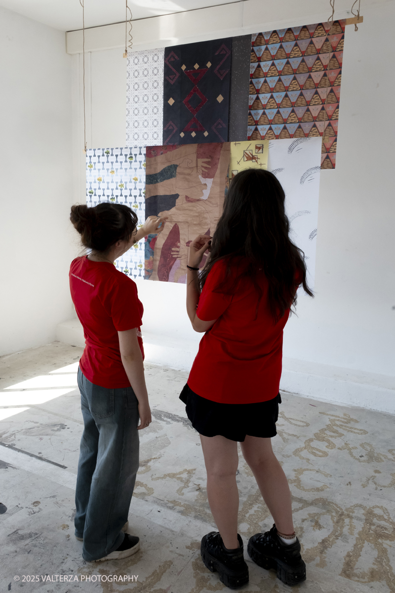 DSCF0160.jpg - 07/07/2025. Torino. Ritorna la Summer Exhibition allâ€™Albertina con il talento dei giovani artisti dellâ€™Accademia. Nella foto in visita alla mostra