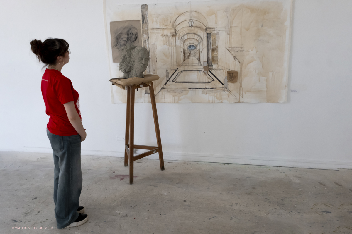 DSCF0171.jpg - 07/07/2025. Torino. Ritorna la Summer Exhibition allâ€™Albertina con il talento dei giovani artisti dellâ€™Accademia. Nella foto in visita alla mostra